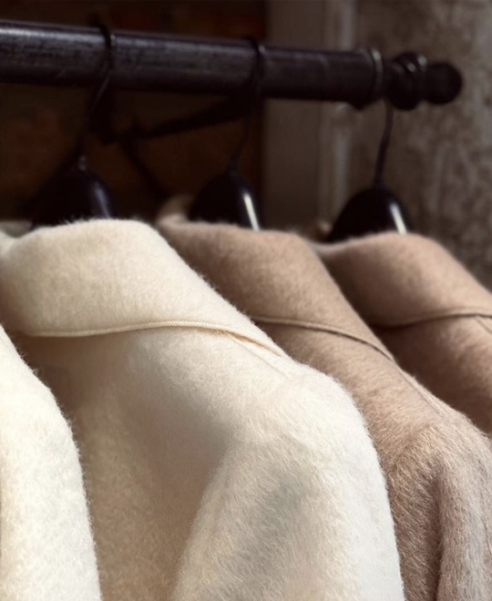 magenta showroom vaj és bézs kabátok 2021 ősz